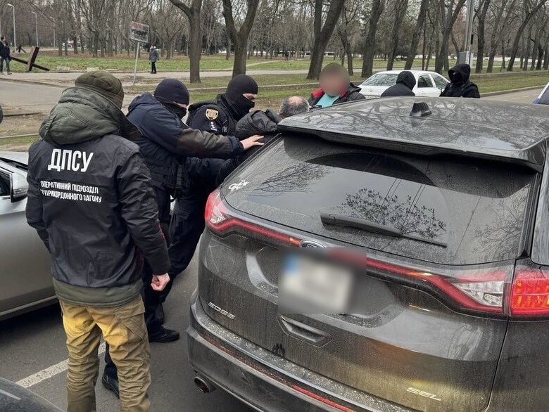 Схема незаконного переправлення чоловіків