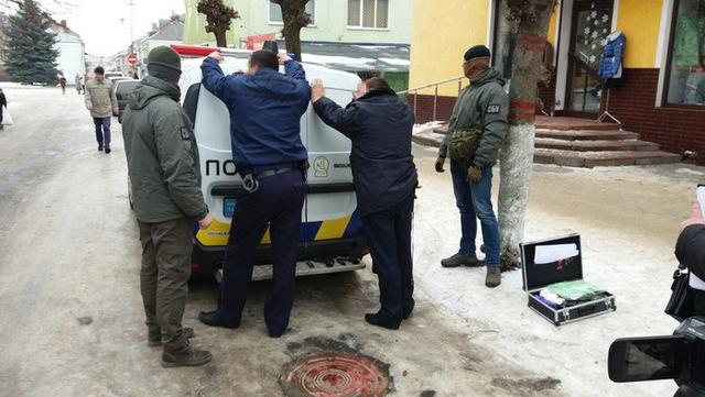 Трое полицейских задержаны на взятке 8 тысяч на Львовщине, - СБУ 01