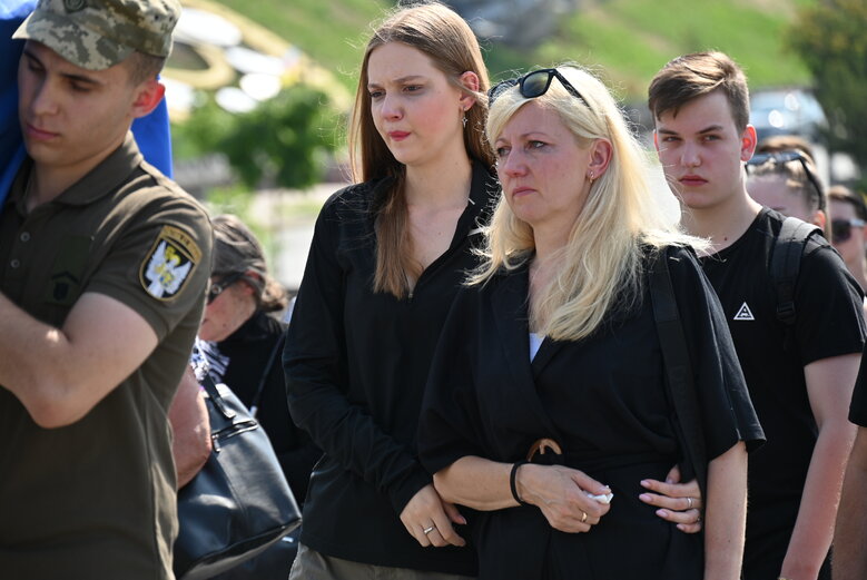 Із загиблим воїном, майданівцем Павлом Каленіченком попрощалися на Майдані Незалежності 08