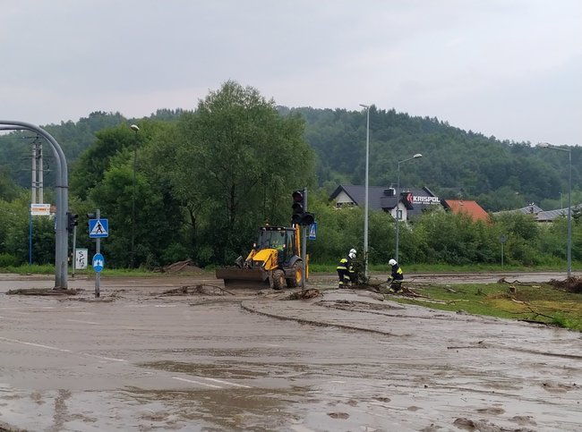 Негода в Польщі: річка вийшла з берегів і затопила трасу на Закопане 02