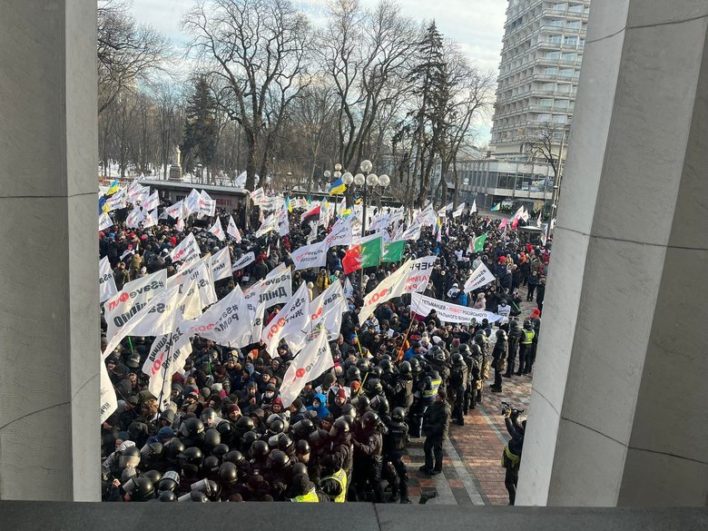 Митингующие SaveФОП пытаются прорваться к зданию ВР 02