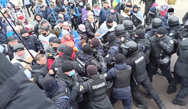 ФОПи спробували встановити намети на Майдані Незалежності: між мітингувальниками і правоохоронцями сталися сутички. ВІДЕО+ФОТОрепортаж