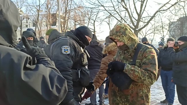 Чемодан, вокзал, Камбоджа: в Киеве попытались провести акцию в память о жертвах леворадикального насилия 17