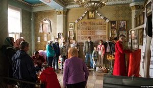 На всенощном бдении верующие заполнили всю площадку перед храмом ПЦУ в оккупированном Симферополе. ФОТОрепортаж