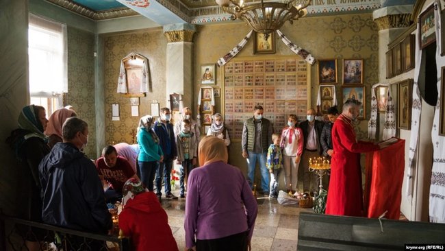 На всенощном бдении верующие заполнили всю площадку перед храмом ПЦУ в оккупированном Симферополе 01