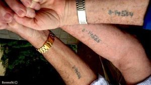 "Мой способ выжить был - все забыть": трое узников Освенцима встретились через 61 год. ФОТО