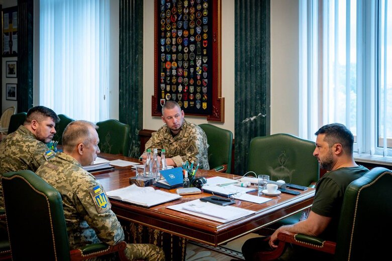 Зеленский провел совещание с военными