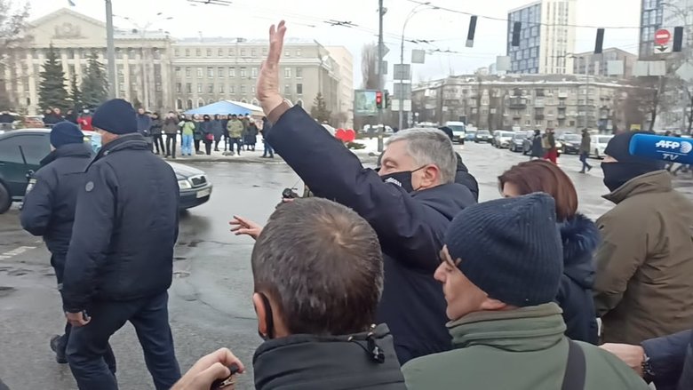 Беги, Вова, беги: Под судом, рассматривающим апелляции относительно меры пресечения для Порошенко, собрались митингующие 03