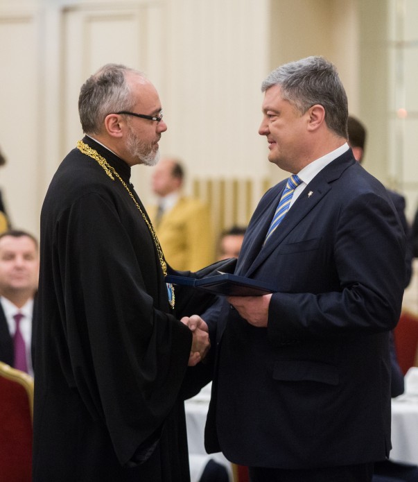 Порошенко вручил государственные награды представителям Вселенского Патриархата 01