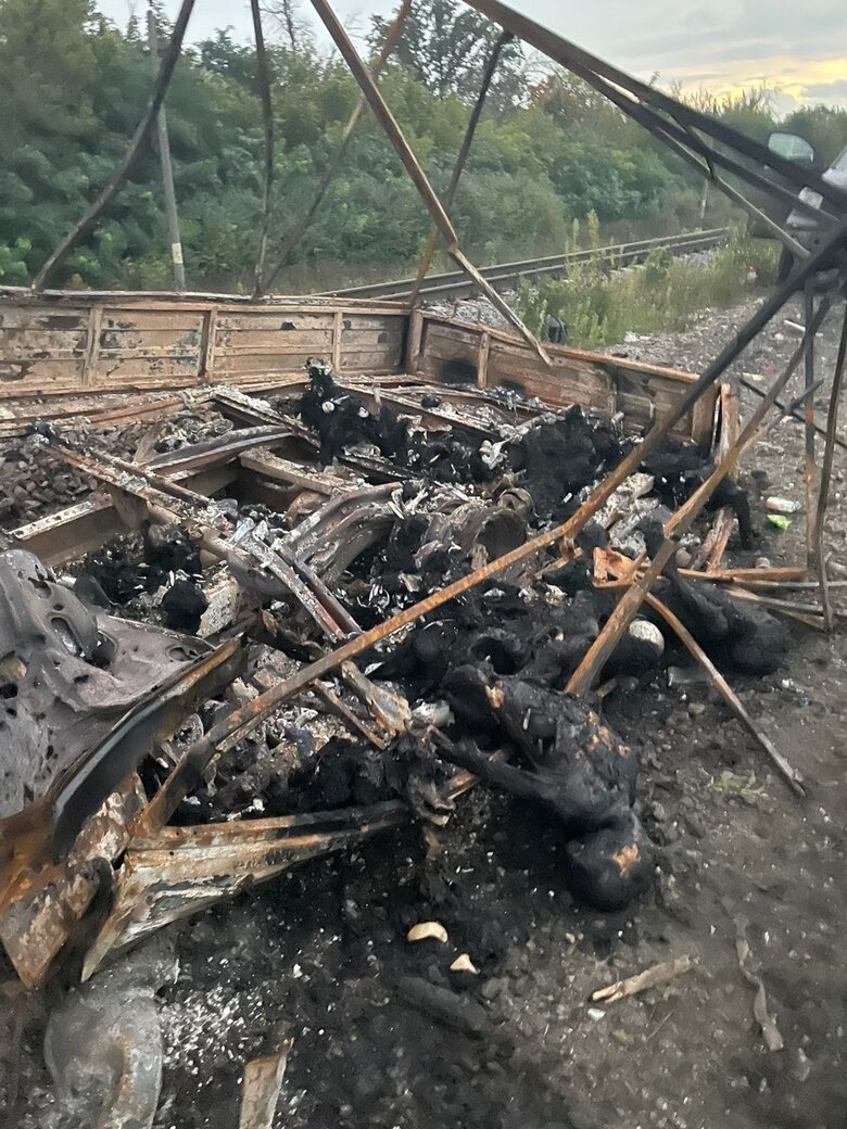 На Харківщині виявили евакуаційну колону, розстріляну російською ДРГ. Відомо про 24 загиблих, серед них - 13 дітей та вагітна жінка 04