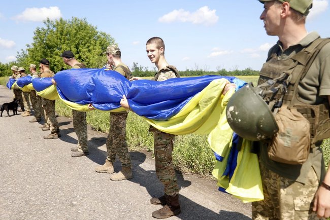 Бійці 72-ї ОМБр запустили в бік окупованого Донецька величезний прапор України 01