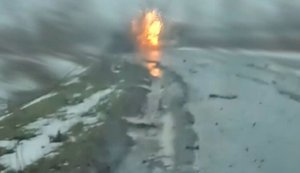 Воїн 12-ї бригади "Азов" стрілецьким вогнем знищив 2 ворожі дрони-"ждуни" серед дороги. ВIДЕО