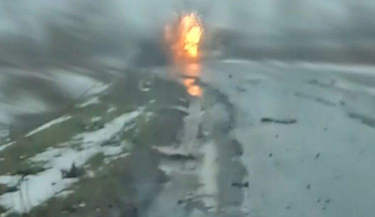 Воїн 12-ї бригади "Азов" стрілецьким вогнем знищив 2 ворожі дрони-"ждуни" серед дороги. ВIДЕО