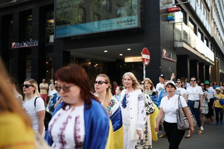 У Відні українці організували масовий марш у вишиванках 01