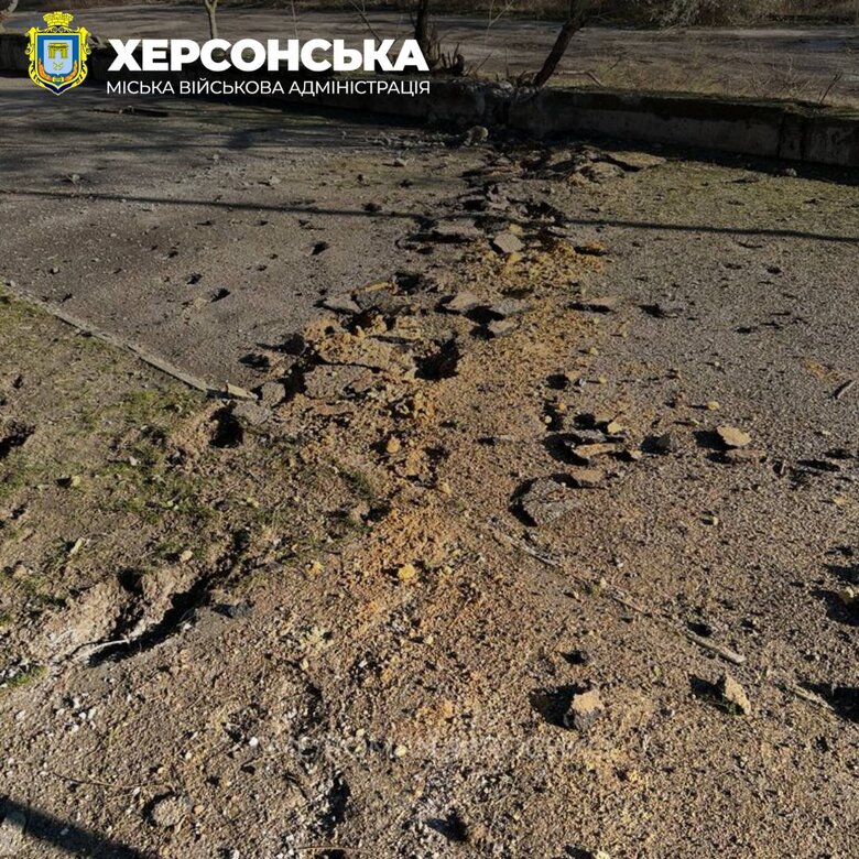 Зранку окупанти обстріляли житлові квартали Херсону 02