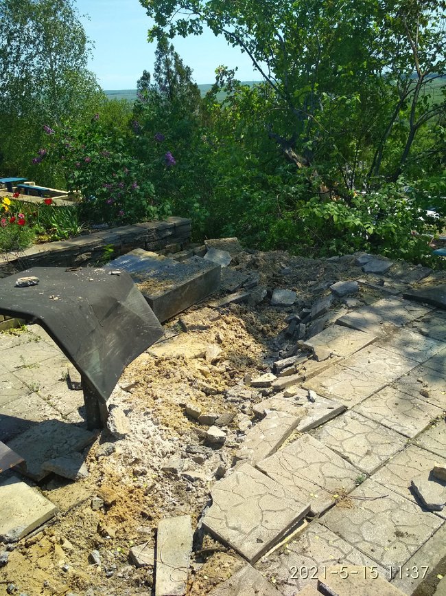 Терористи на окупованій Луганщині військовою технікою проїхалися кладовищем, знищивши десятки могил 04