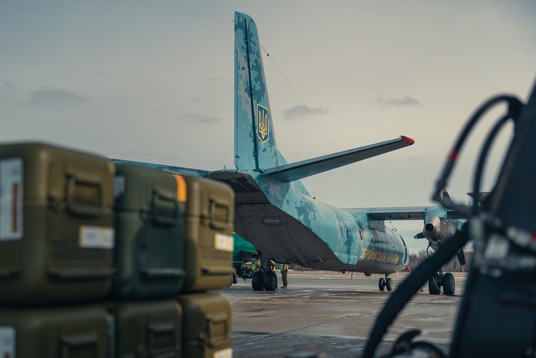 Літак доставив допомогу від Латвії: боєприпаси та ПЗРК Stinger, - Резніков 05