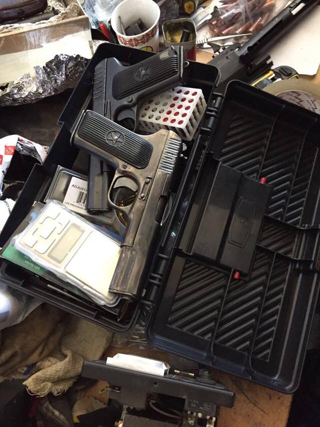 SBU detains group of ATO zone arms traders 02 SBU detains group of ATO zone arms traders 02
