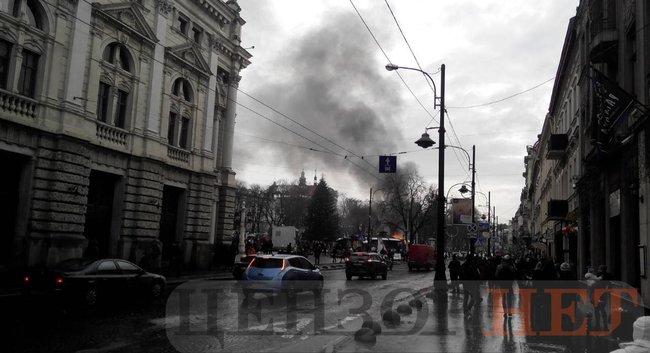 На ярмарку в центрі Львова сталася пожежа, вибухнули балони з газом, є постраждалі 01 На ярмарку в центрі Львова сталася пожежа, вибухнули балони з газом, є постраждалі 01