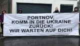"Повертайся в Україну. Ми тебе чекаємо": активісти прийшли до будинку Портнова у Відні. ФОТОрепортаж