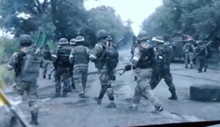 "Узкоглазые россияне в правой руке держали автоматы, а левой - махали. Взлетела красная ракета, и коридор стал кровавым", - выживший боец об Иловайской трагедии. ВИДЕО