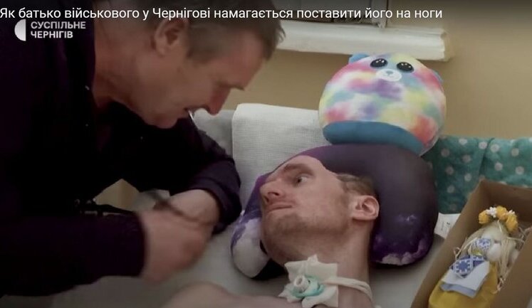 Батько українського воїна Шумея у Чернігові намагається поставити його на ноги після важкого поранення. ВIДЕО