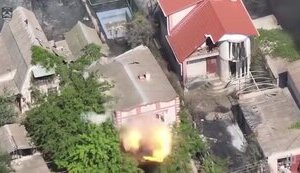 Дім з окупантами склався, як картковий, після атаки дрона-камікадзе. ВIДЕО