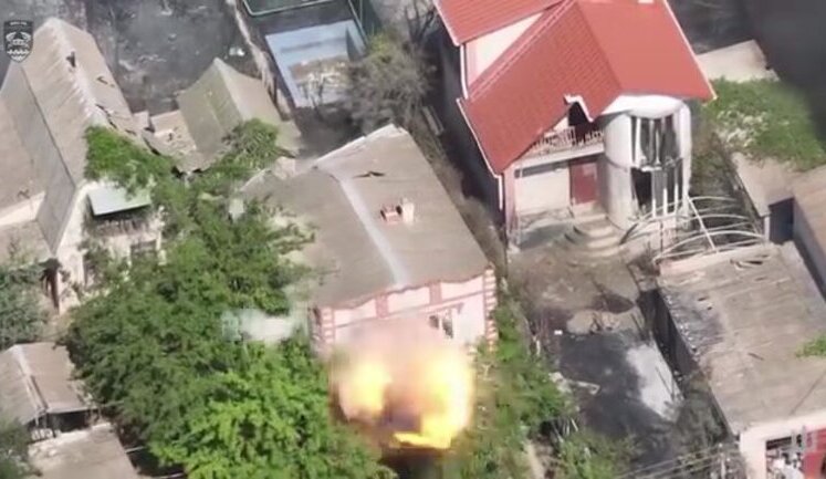 Дім з окупантами склався, як картковий, після атаки дрона-камікадзе. ВIДЕО