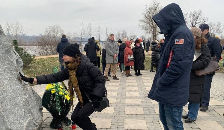 Три роки після збиття літака МАУ над Тегераном: дипломати, родичі та колеги вшановують пам’ять загиблих. ФОТОрепортаж