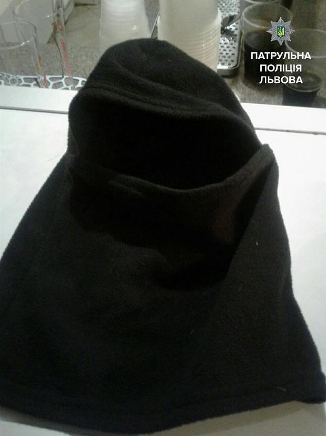 У кафе в центрі Львова раніше судимий чоловік погрожував відвідувачам пістолетом 05 У кафе в центрі Львова раніше судимий чоловік погрожував відвідувачам пістолетом 05