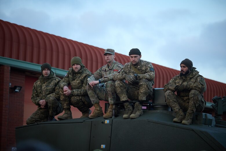 Zelenskyi and Sunak visit Ukrainian military training to drive Challenger 2 tanks 14