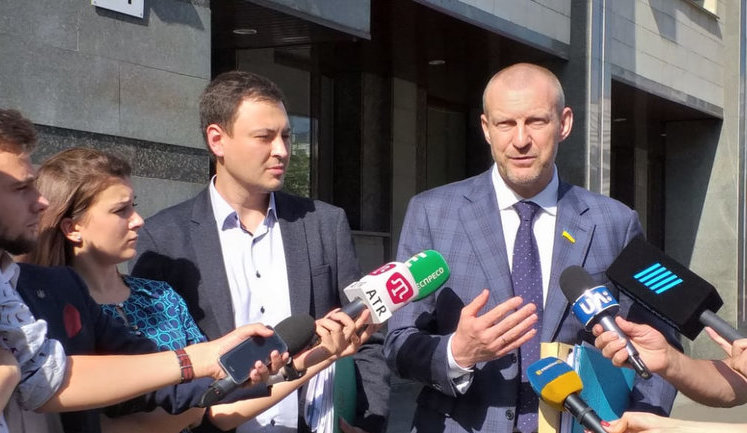 Депутати "Народного фронту" надали в КС докази існування коаліції і просять визнати указ Зеленського про розпуск парламенту неконституційним. ВIДЕО