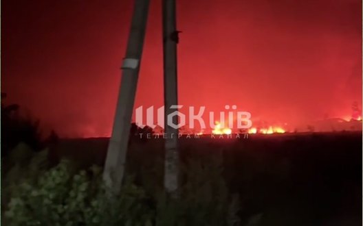 Численні пожежі охопили правий берег Києва після удару РФ. ВIДЕО