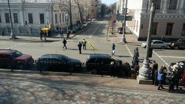 Під ВР відбувається кілька акцій протесту громадських організацій і політсил. 03