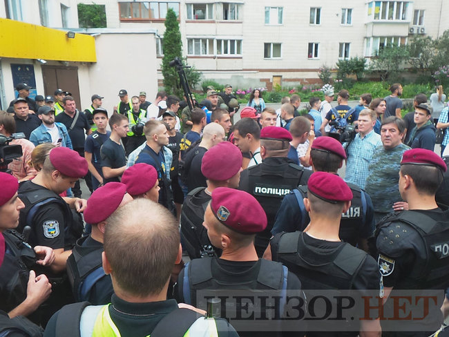 Активісти C14 побилися із журналістом Громадського Бурдигою під будівлею Голосіївського суду 13