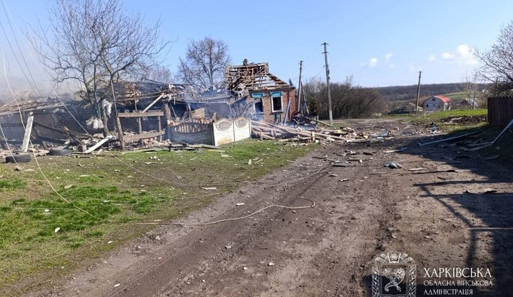Дві людини постраждали внаслідок удару РФ по громаді на Харківщині