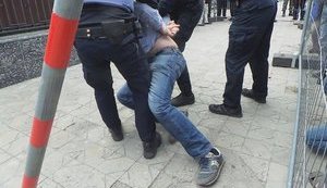 Бійка під посольством РФ у Києві: активісти намагаються перешкодити росіянам проголосувати на виборах до Держдуми (оновлено). ФОТОрепортаж+ВІДЕО