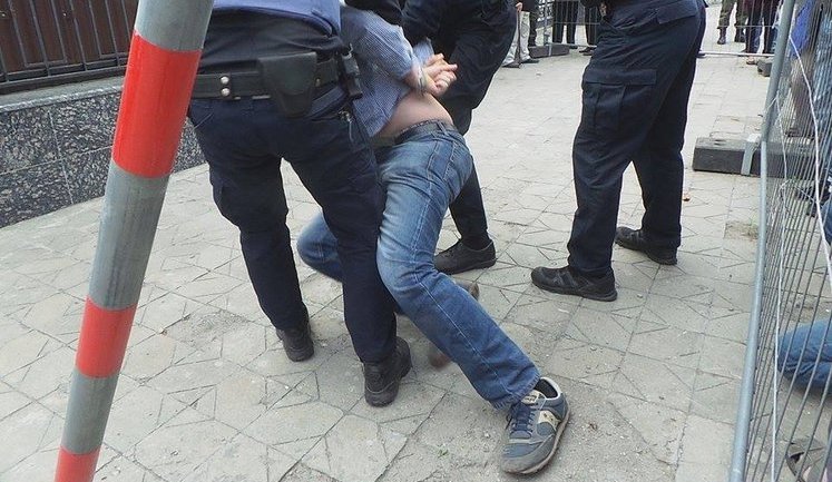 Бійка під посольством РФ у Києві: активісти намагаються перешкодити росіянам проголосувати на виборах до Держдуми (оновлено). ФОТОрепортаж+ВІДЕО
