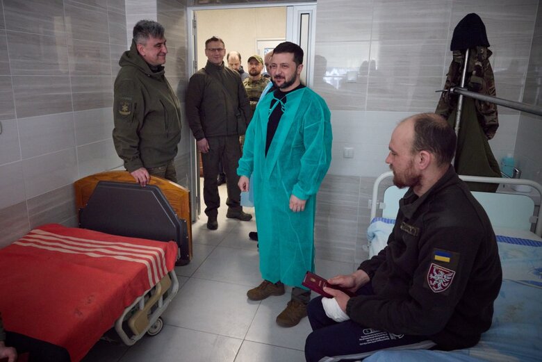 Зеленский на Харьковщине вручил награды военным 08