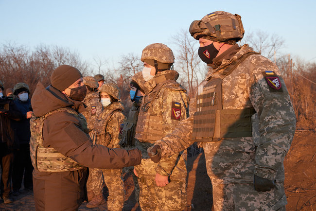 Берегите себя, вы - герои!, - Зеленский встретился с военнослужащими на передовой (обновлено) 11