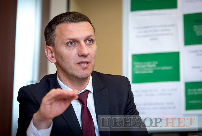 Директор Держбюро розслідувань Роман Труба: Яка була б реакція, якби дружині директора ФБР, яка живе з двома малолітніми дітьми, дзвонили протягом дня, погрожували? Дзвонили вночі… 04