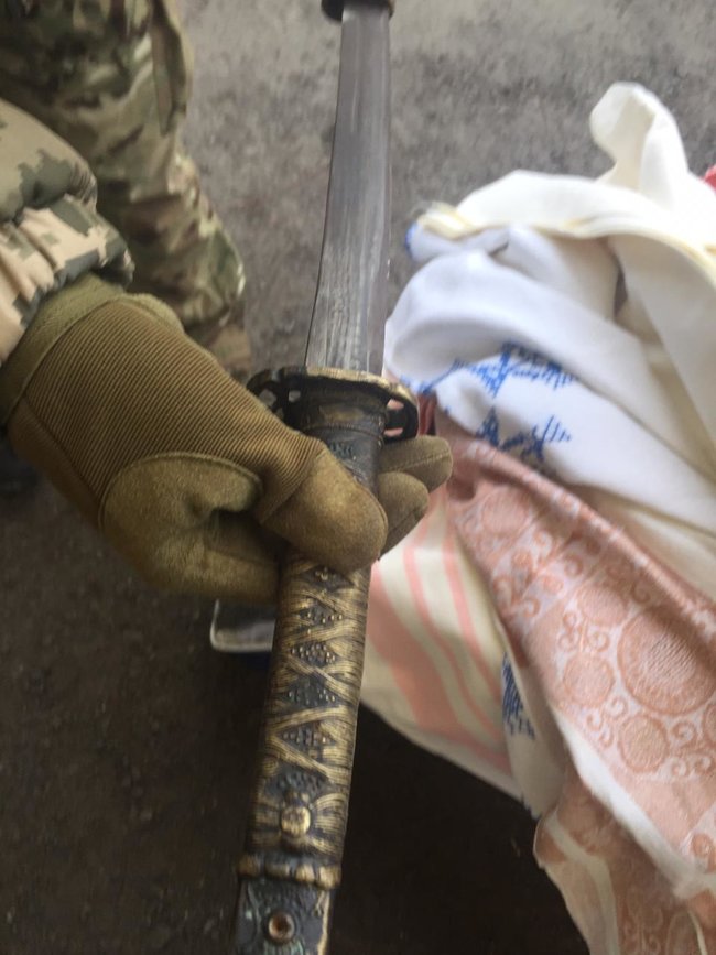 Мужчина пытался вывезти на оккупированные территории самурайский меч, - Госпогранслужба 02