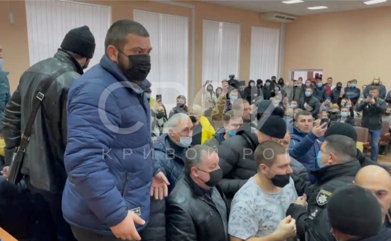 Слуги народу Фастовець та Векленко з групою тітушок намагались зірвати сесію Криворізької райради, - ЗМІ 15