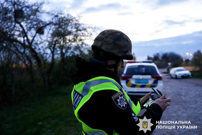 Мужчина стрелял из автомата по военным и полиции в Ровенской области