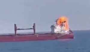 Момент ураження балкера російського тіньового флоту. ВIДЕО