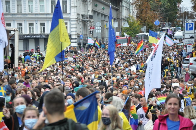 Руху ЛГБТ-маршу намагалася перешкодити жінка, яка лягла на асфальт і кричала про перетворення хлопчиків на геїв 28