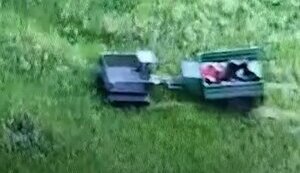 Наземный робот-дрон вывозит с поля боя тяжелораненый боец, которого считали погибшим: "Боженька, помоги ему, родной. Прошу тебя". ВИДЕО
