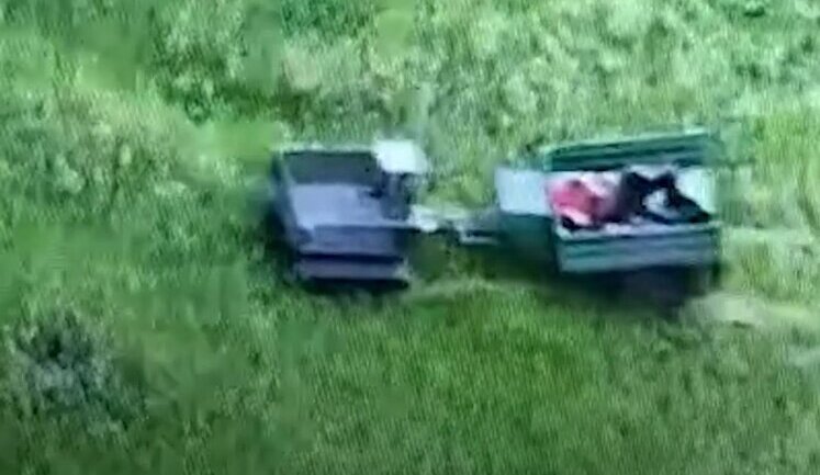 Наземный робот-дрон вывозит с поля боя тяжелораненый боец, которого считали погибшим: "Боженька, помоги ему, родной. Прошу тебя". ВИДЕО