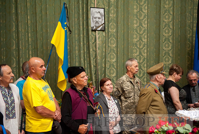 С Героем Украины Левком Лукьяненко прощаются в Киеве 06