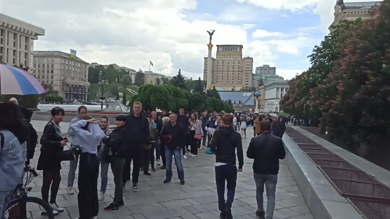 Понад 1200 українців стоять у черзі за маркою Русскій воєнний корабль… ВСЬО! 09